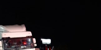 Trupurile pasagerilor morți în accidentul de azi noapte au fost scoase din mașină de pompierii de la descarcerare