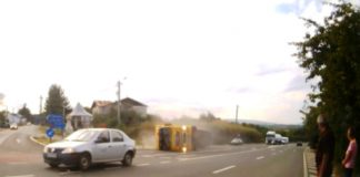 VIDEO Spectaculos: momentul răsturnării autotrenului, pe E85, la Dumbrăveni