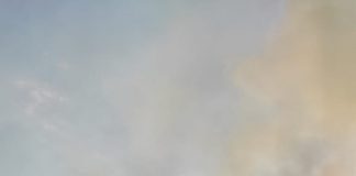 FOTO Acoperișul unei case din Păunești, distrus într-un incendiu