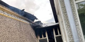 FOTO Flăcările au distrus o locuință din Dumitrești