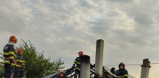 FOTO-VIDEO Acoperiș distrus de incendiu, la Câmpineanca. Proprietara a făcut atac de panică