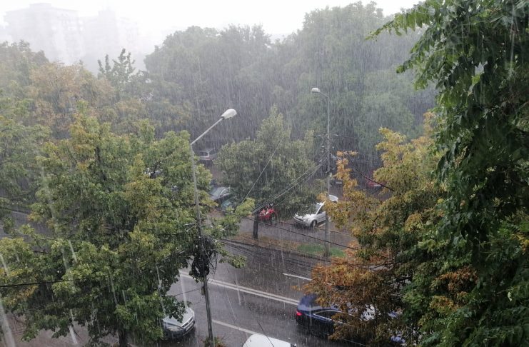 Cod galben de ploi și vânt, până sâmbătă seară