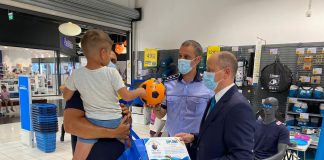Un copil diagnosticat cu o boală gravă, ajutat de polițiști cu bani și articole sportive