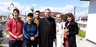 Un preot care își respectă menirea, alături de copiii de la Centrul de Asistență și Sprijin Focșani