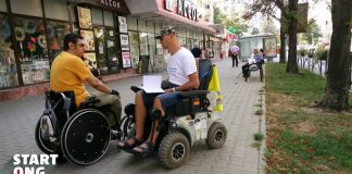 Doi bărbați bat Focșaniul în fotolii rulante pentru a întocmi Harta Accesibilizării Orașului