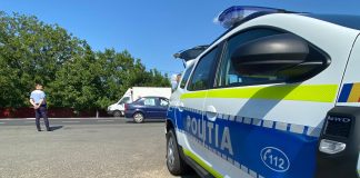 Un tânăr fără permis s-a urcat la volan și a intrat cu mașina în gard