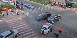 O mașină a poliției care ducea două femei la audieri, lovită în intersecția de la Big VIDEO