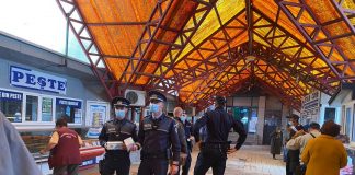 Polițiștii și jandarmii au verificat respectarea măsurilor de protecție sanitară în Piața Moldovei. Ei au împărțit și măști de protecție