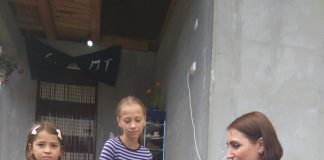 FOTO Trei copii care și-au pierdut tatăl într-un accident, ajutați de polițiști cu rechizite pentru noul an școlar