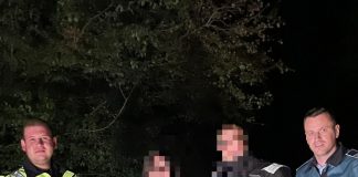 Un tată și fiica lui au plecat cu motocicleta în pădure și s-au rătăcit. Ei au fost găsiți de polițiști și localnici