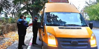 FOTO Microbuzele de transport școlar, verificate de polițiști