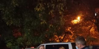 Borsetă plină cu bani, bunuri și documente, găsită de două femei pe marginea drumului. Proprietarul a fost găsit la scurt timp