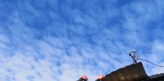 Acoperiș în flăcări la Câmpuri din cauza unui coș de fum neizolat corespunzător față de materialele combustibile