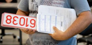 O primărie din Vrancea ajută cetățenii cu întocmirea dosarelor de înmatriculare a autovehiculelor