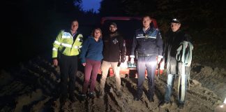 Cinci gălățeni au rămas împotmoliți cu mașina pe un drum forestier între Andreiașu și Vintileasca. Ei au fost salvați după două ore de căutări, pe vreme ploioasă