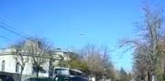 VIDEO Un bărbat a fost lovit de mașină pe trecerea de pietoni. Șoferița l-a dus la spital