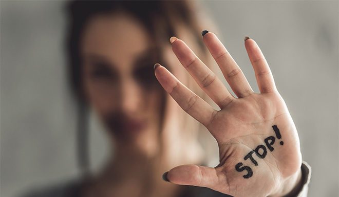 Bărbat reținut după ce și-a bătut soția și copilul