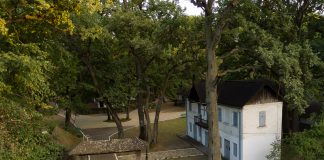 Casa lui Moș Ion Roată, Muzeul ”Vlahuță” și Secția Etnografie-Petrești pot fi vizitate virtual