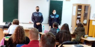 FOTO Polițiștii și jandarmii, alături de elevi în prevenirea răspândirii infectării cu virusul SARS – CoV2