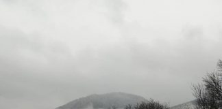 FOTO Crestele montane din Vrancea, acoperite cu un strat subțire de zăpadă