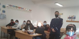 FOTO Un polițist vrâncean, model pentru elevi la evenimentul „Biblioteca Vie a Profesiilor”