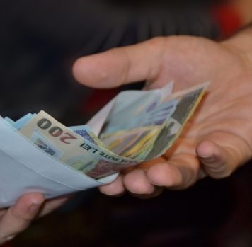 Sondaj eJobs: 1 din 2 angajați crede că o singură sursă de venit nu mai este suficientă pentru un trai decent