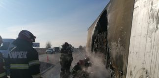 FOTO VIDEO O anvelopă defectă, cauza incendiului care a cuprins un tir plin cu baloți de paie