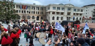 VIDEO-FOTO Spectacol de datini și costume populare în centrul Focșaniului