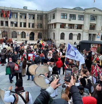 Programul Festivalului Național de Datini și Obiceiuri de Iarnă, din Crângul Petrești: artiști și meșteri populari, grupuri de colindători, artiști profesioniști