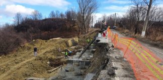 FOTO Se lucrează la drumul surpat de pe DN 2N, la Dumitrești