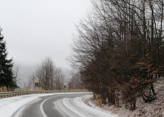 Vânt puternic în zona înaltă a județului Vrancea, fără restricții de circulație