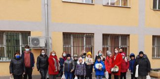 Elevi și profesori de la Colegiul „Edmond Nicolau”, cu daruri la Centrul Școlar de Educație Inclusivă „Elena Doamna”
