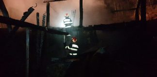 FOTO Casă și anexă din Reghiu, rămase fără acoperiș în prag de iarnă în urma unui incendiu