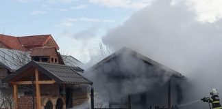 Anexa unei gospodării din Focșani distrusă din cauza unui scurtcircuit electric