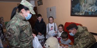 Militarii Brigăzii 8 ROT Focșani l-au ajutat și în acest an pe Moș Crăciun