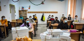 Moș Nicolae a venit cu tablete, dulciuri, fructe și cărți de colorat la Cârligele