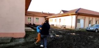 VIDEO Părinții și copiii ”înoată” în noroi până la intrarea într-o grădinița din Panciu