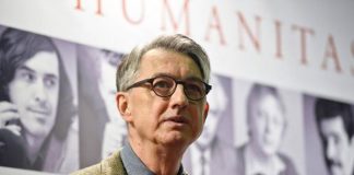 Horia-Roman Patapievici a primit Premiul „Petőfi”, la Budapesta. În laudatio s-a menționat că în timpul Revoluţiei din România, scriitorul a fost luat de pe stradă şi arestat