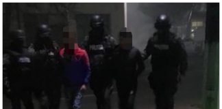 Dansatorii de pe mașina poliției au fost reținuți