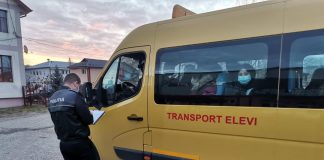 Verificări ale polițiștilor la microbuzele de transport școlar