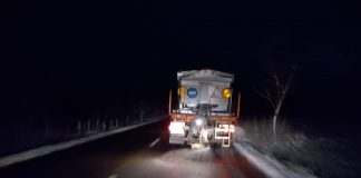FOTO Drumarii au intervenit cu antiderapant pe drumurile din zona de munte