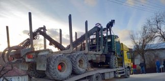 Cabluri ale magistralei de telecomunicații, rupte de un camion, au căzut peste o femeie