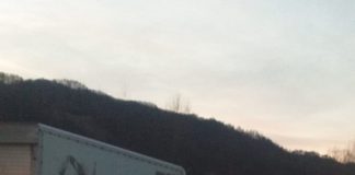 S-au aventurat cu mașina prin apă și au fost aproape să se înece