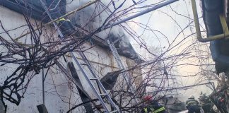 ULTIMA ORĂ FOTO VIDEO Arde o casă în Focșani. Intervin cinci echipaje de pompieri