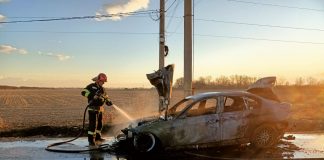 FOTO UPDATE Un scurtcircuit electric, cauza incendiului care a mistuit autoturismul pe DJ 204D