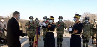 Drapelele de luptă ale brigăzilor militare din Focșani, decorate de președintele Klaus Iohannis de Ziua Unirii Principatelor Române