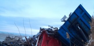 Tir cu fier vechi, răsturnat aproape de Focșani