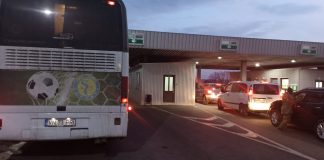 Autocarul Primăriei Ciorăști transportă studenți indieni din Ucraina la Aeroportul Otopeni