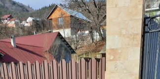 Bătrân căzut pe trotuar, la Tulnici, ajutat de jandarmii montani