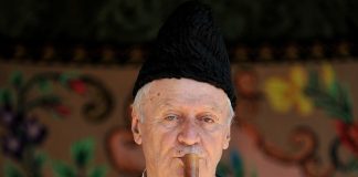 S-a mai stins un artist popular din Munții Vrancei: Constantin Coroiu, membru al Grupului de fluierași din Paltin